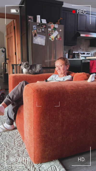 Customer spotlight video : styling a minimalist modular sofa in a cozy modern living space 6